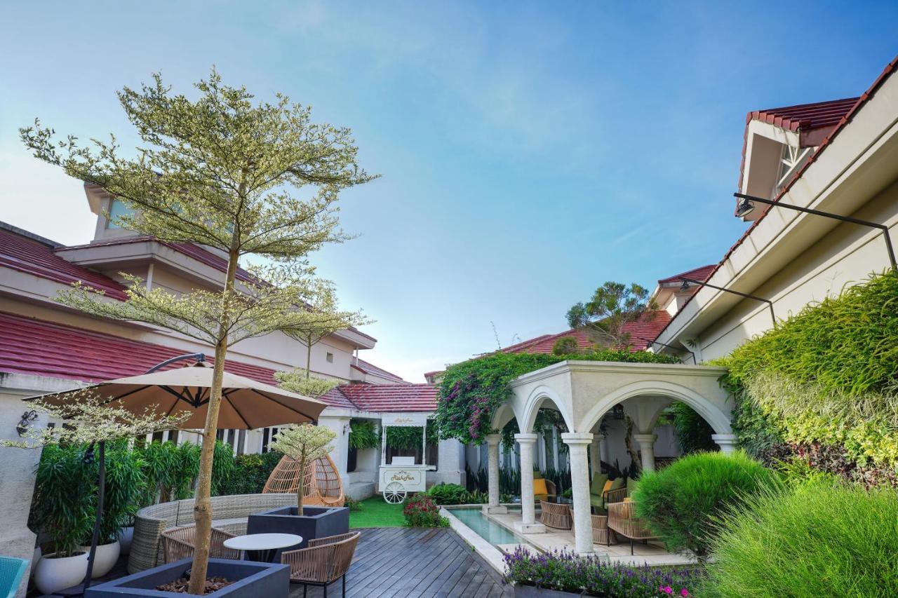 Hualien Farglory Hotel Yanliau Экстерьер фото The courtyard of the hotel